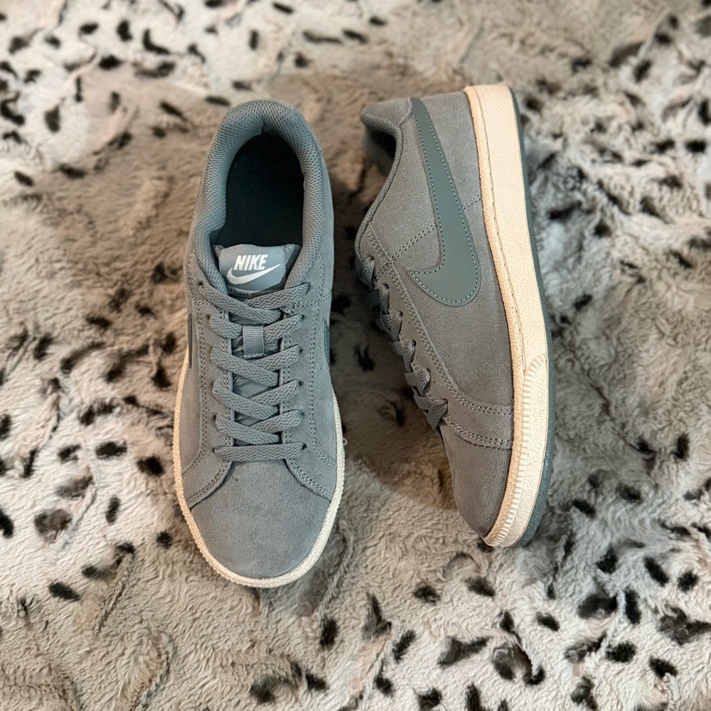 Nike Women’s Court Royale Suede Shoes - Picture 4 of 11